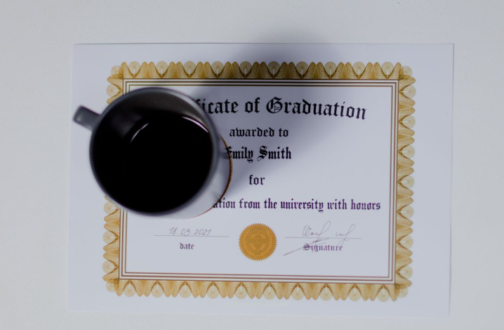 Micro-Credentials vs Second Degrees for Mid-Career Pivots